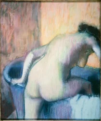 Mujer entrando en una bañera